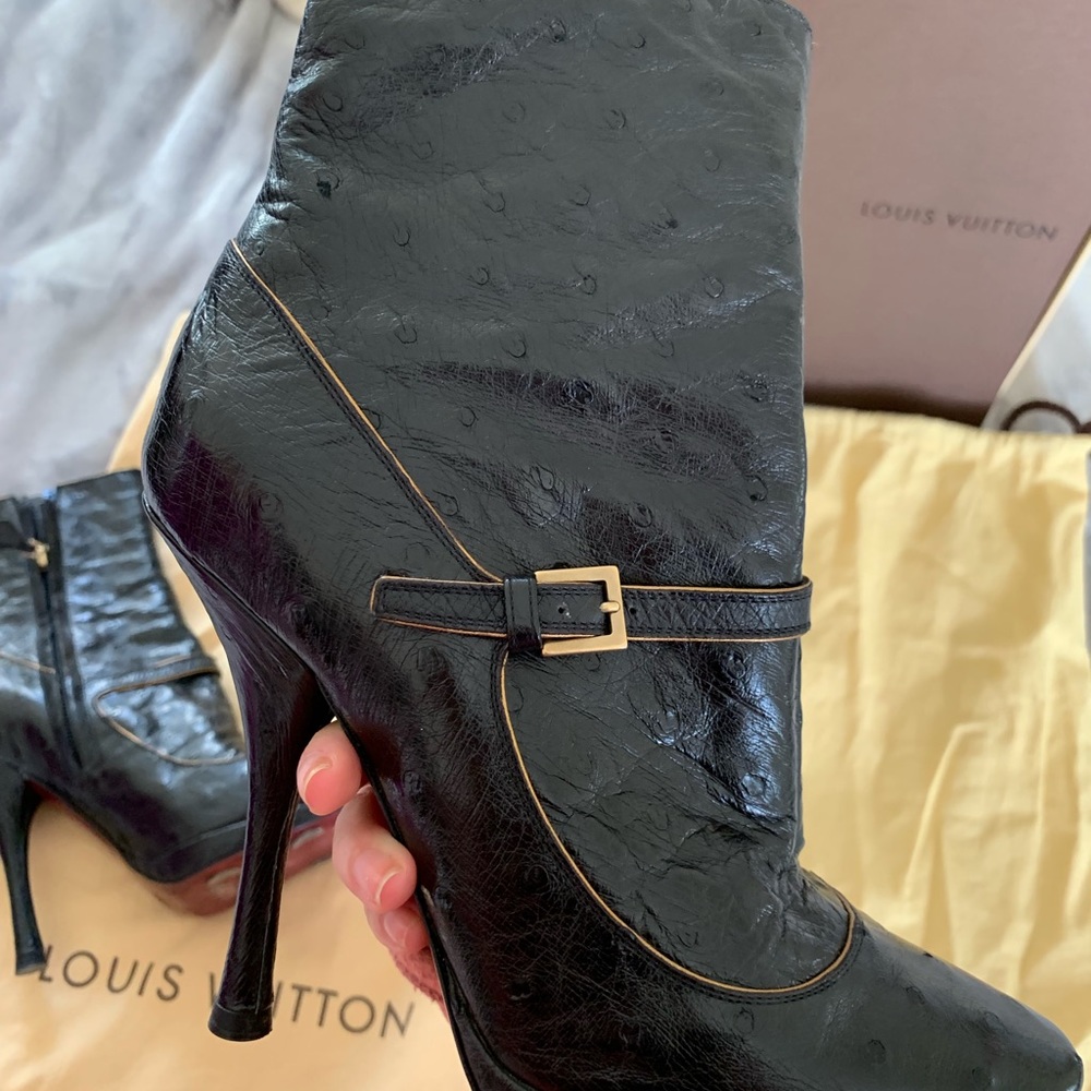 Louis Vuitton - Picture 3 of 5